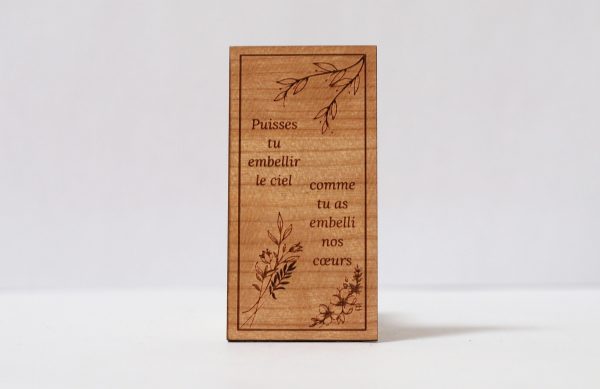 Amulette funéraire graphique adhésive en bois de cerisier massif